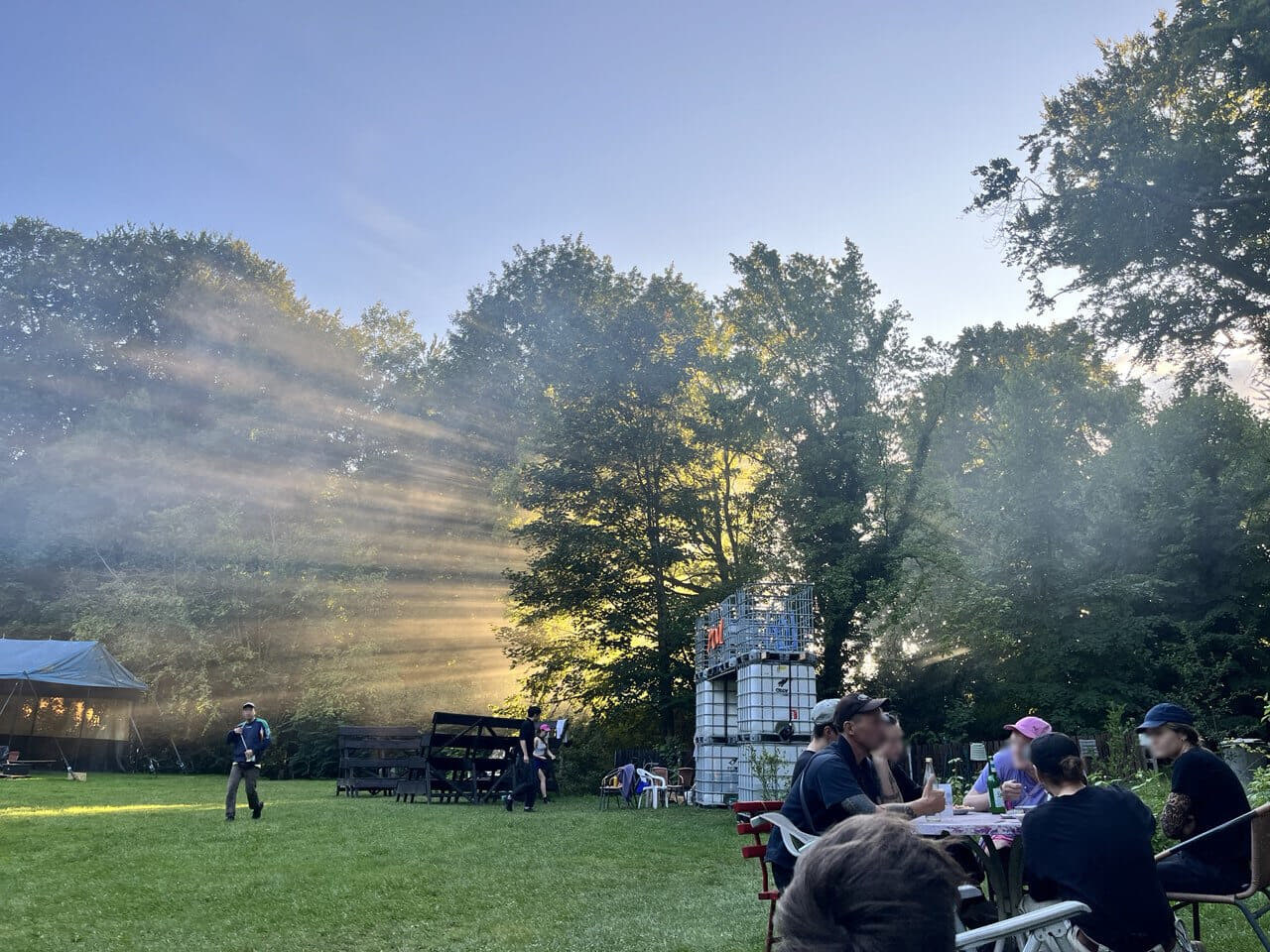 Sunrays and people walking on the Alte Hölle field.